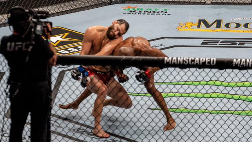 الـ"UFC"/ أمام 15 ألف متفرج.. النيجيري "عثمان كامارو" يُسقط "ماسفيدال" بالـ"KO" ويحافظ على "حزامه" كبطل للعالم