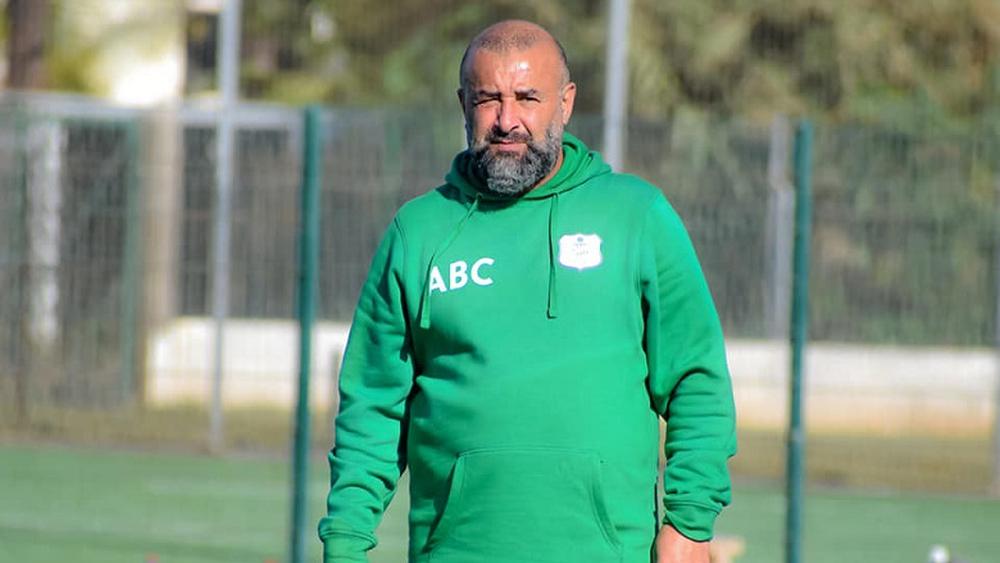 الدفاع الجديدي يرفض استقالة بنشيخة ويؤكد تشبُّثه بخدماته مدرباً للفريق