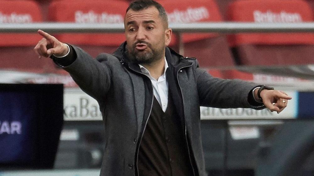 مدرب غرناطة بعد فوزه على برشلونة في قلب الـ"كامب نو": "إنه انتصارنا الأول هنا على مر التاريخ"