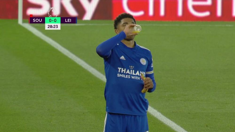 مرة أخرى.. الحكم يوقف مباراة ساوثامبتون وليستر سيتي بهدف السماح للشاب فوفانا بـ"الإفطار"