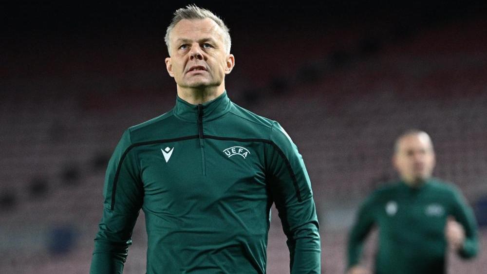 حكم هولندي يقود مباراة الإياب بين مانشستر سيتي وباريس سان جيرمان