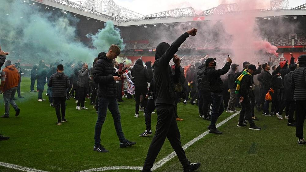 بعد تعرض شرطي لجرح في وجهه.. مانشستر يونايتد "يتعهد" بملاحقة مقتحمي ملعب "أولد ترافورد"