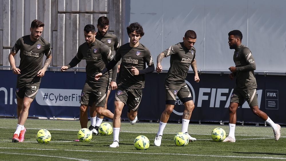 أتلتيكو مدريد يبدأ استعداداته لـ"مباراة الحسم" أمام برشلونة