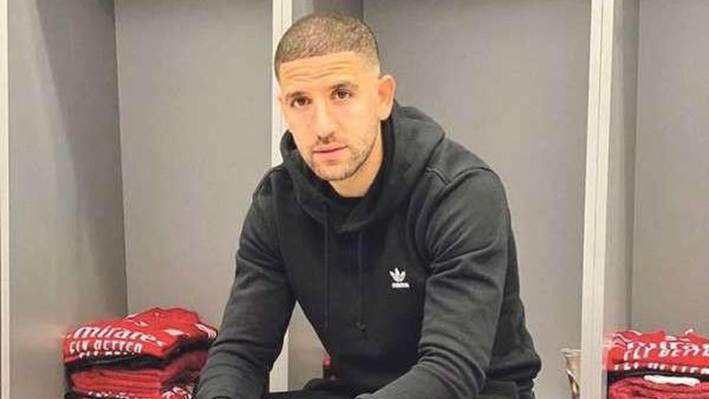 ظلَّ جالساً في مقاعد الاحتياط بمفرده بعد تسجيل فريقه للهدف أمام بورتو.. روي كوستا يُطالب تاعرابت بالاحتفال مع زملائه