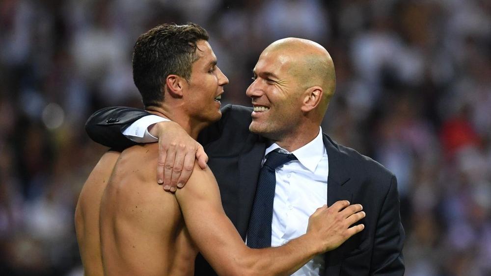 يوفنتوس يريد زيدان خلفا لبيرلو.. المدرب الفرنسي قد "يضحِّي" بنصف راتبه الحالي مع ريال مدريد