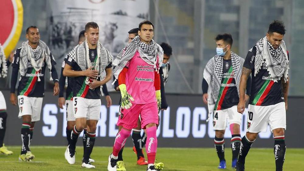 لاعبو "بالستينو" التشيلي يرتدون "الكوفية" قبل مباراتهم بالدوري المحلي دعماً للقضية الفلسطينية