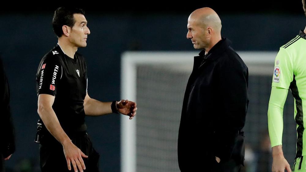 زيدان يفقد أعصابه: "أنا غاضب ولم أقتنع بما قاله لي الحكم.. كنا نستحق الفوز وسنقاتل حتى النهاية"