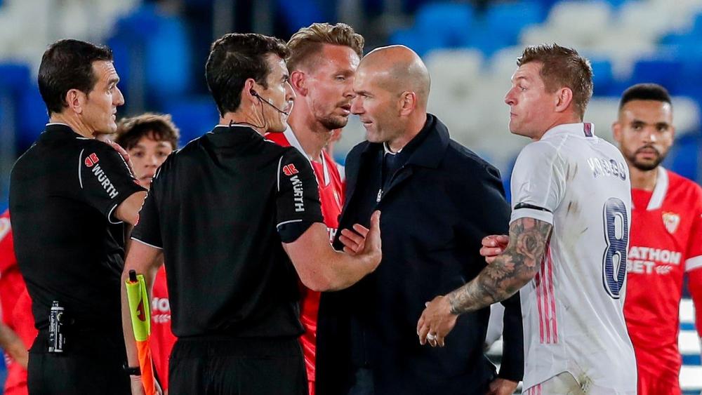 بيكيه "يثير الجدل" بتعليق "غامض" بعد نقاش زيدان وحكم مباراة ريال مدريد وإشبيلية