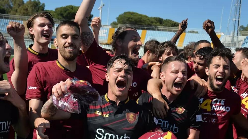 ساليرنيتانا الصاعد حديثًا إلى الـ"سيري آ" مطالب بـ"تغيير ملكيته" للمشاركة في المسابقة