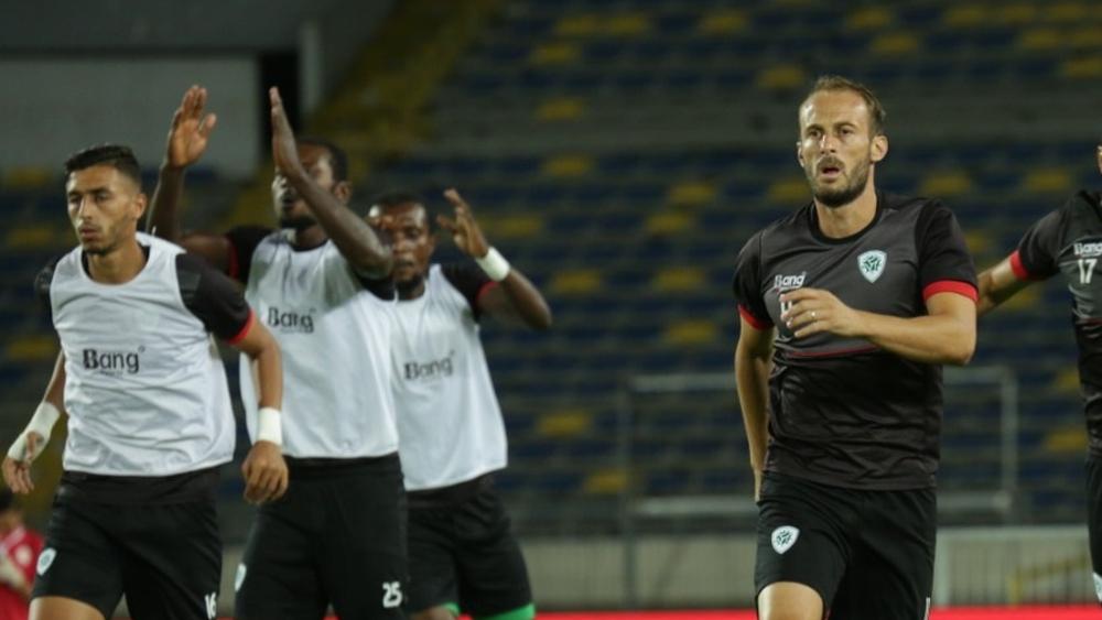 الجماهير الوجدية تنتقد الطاقم الطبي لـ"MCO": "قرّب يسالِي العامْ والهانِي مازَال مارجَع!"