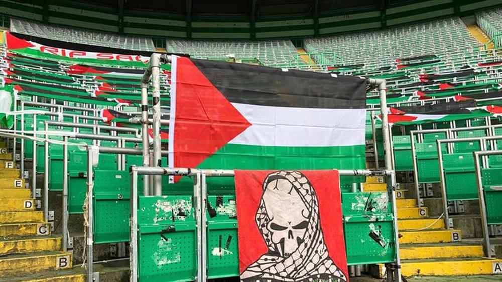 أنصار سلتيك الاسكتلندي يُزيِّنون مدرجات ملعب فريقهم بأعلام فلسطين نُصرةً للقضية الفلسطينية