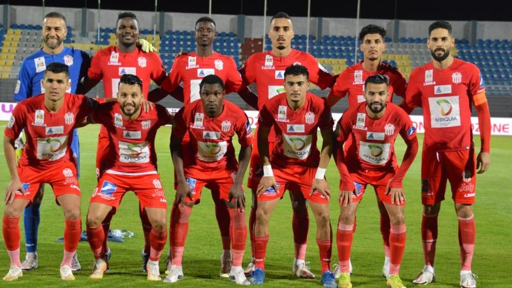 الجامعة توجه إنذارا لحسنية أكادير وتغرمه مبلغ 10 آلاف درهم مع إصلاحه للأضرار التي لحقت بمستودع ملابس ملعب "العبدي"