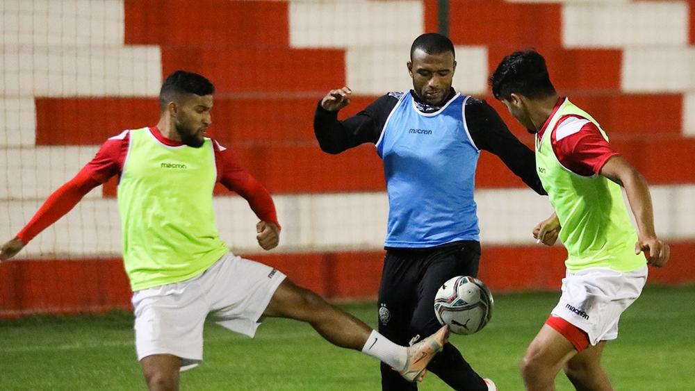 مكونات الوداد تخضع للمسحة الطبية في فندق الإقامة بالجزائر والفريق يكتفي بحصة تدريبية واحدة قبل لقاء المولودية المحلية