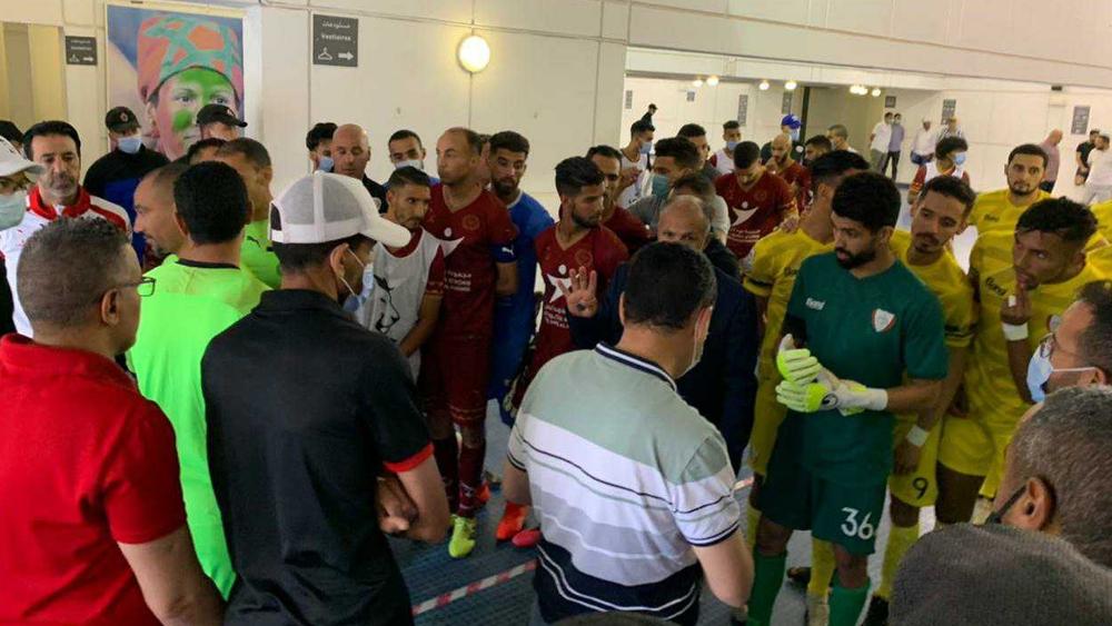 سلطات مدينة مراكش تمنع لاعبي الاتحاد الزموري للخميسات من ولوج الملعب لعدم توفرهم على تحاليل "كورونا"