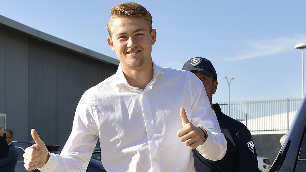 دي ليخت: "لا أحب ارتداء ملابس باهظة الثمن.. أحيانا يسخرون مني في يوفنتوس لكنني لا أهتم"