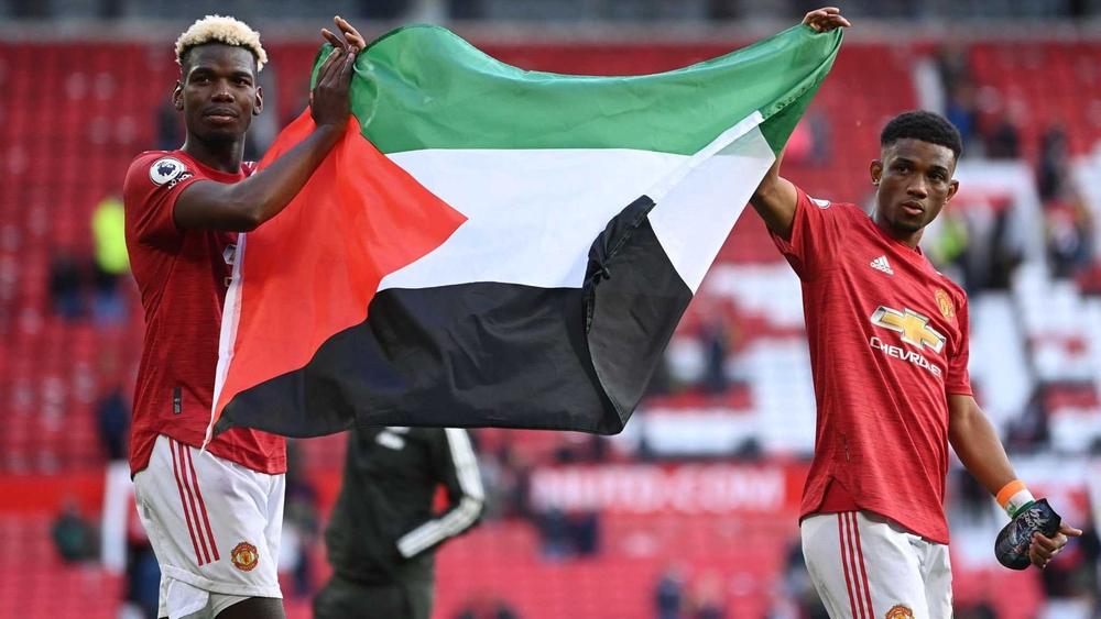 بوجبا وديالو يستقبلان جماهير “أولد ترافورد” عقب مباراة فولهام بعلم فلسطين