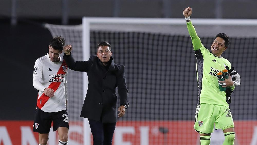 كوبا ليبرتادوريس/ في إنجاز تاريخي.. ريفر بليت يهزم "سانتا في" بـ"لاعب في حراسة المرمى" و11 لاعبا فقط دون تواجد أي إسم في الاحتياط!