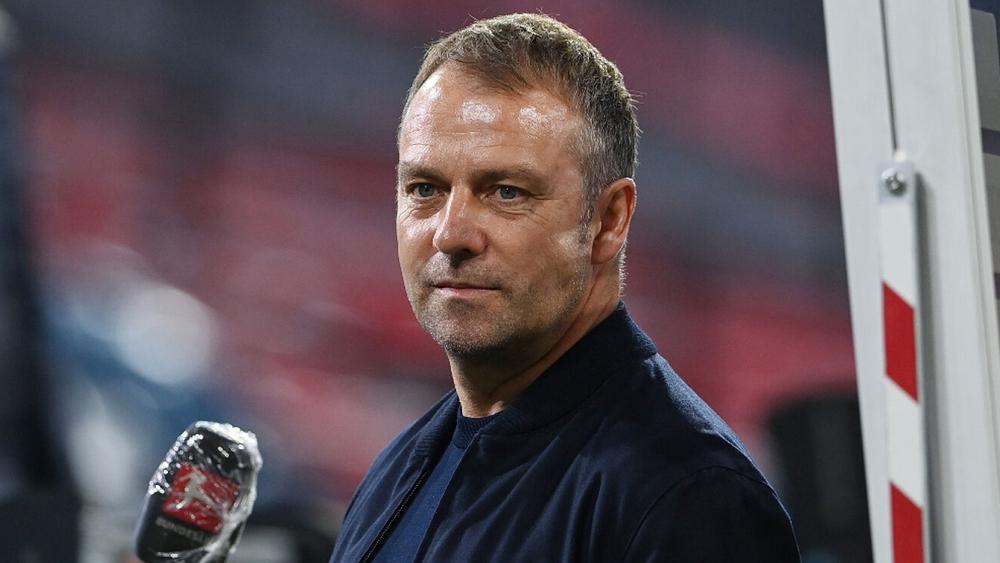 فليك ينهي الجدل ويستبعد تدريب برشلونة: "أنا في مفاوضات مع الاتحاد الألماني"