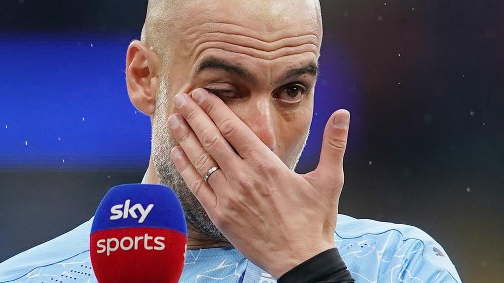 دموع جوارديولا تنهمر أثناء خطبته الوداعية لسيرخيو أجويرو