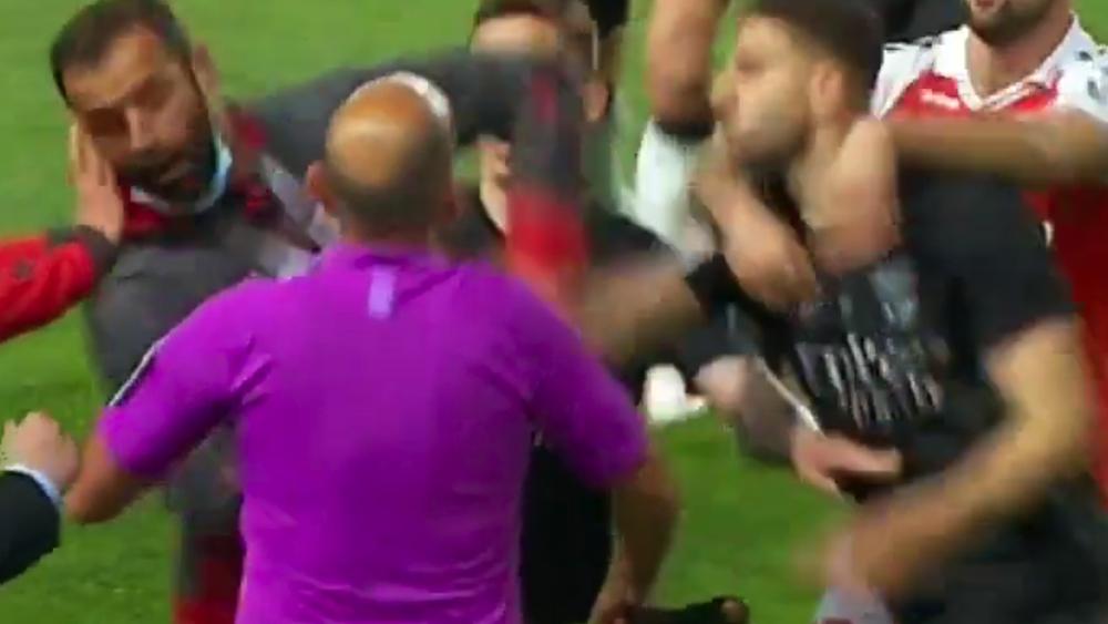 أسْقَطه عضو الطاقم الفني لبراغا فَنَهَضَ وردَّ له الصّاع في مناسبتيْن.. تاعرابت يدخل في اشتباكات ضمن نهائي كأس البرتغال ويتعرّض للطرد
