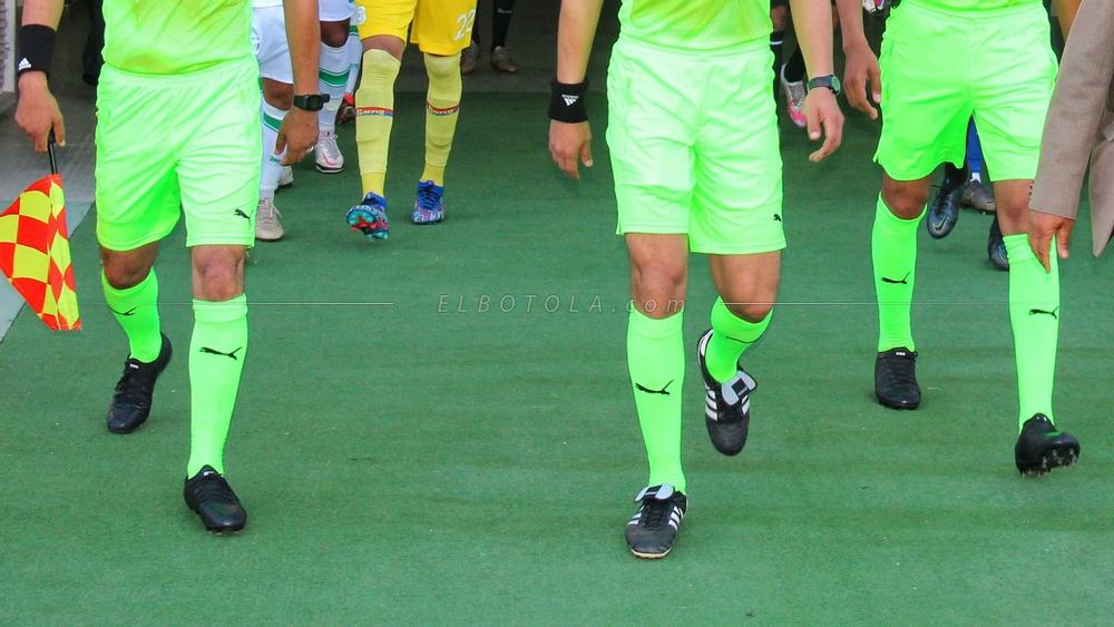 حكام البطولة الاحترافية يرتدون أحذية مُصنَّعة من شركات أخرى بعيداً عن العقد المُبرم بين الجامعة و"بوما"!