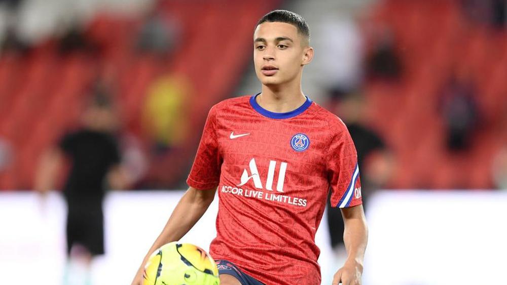 المغربي قيس رويز يعلن رحيله عن باريس سان جيرمان و"العودة إلى برشلونة" قد تكون وجهته التالية