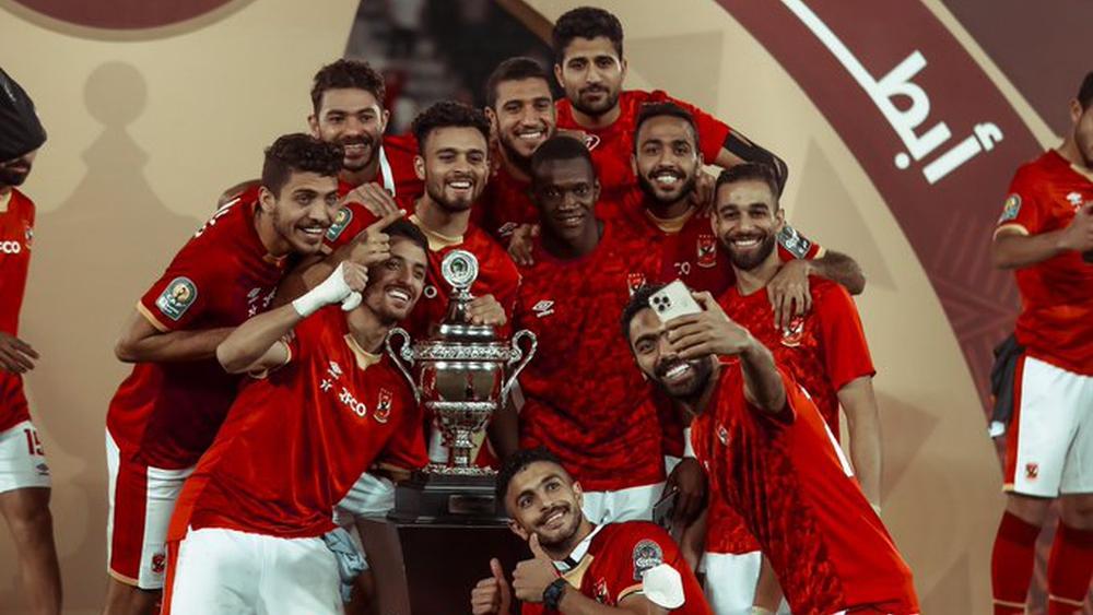 وَضعَا عداءهما التاريخي جانباً.. الزمالك يُبارك للأهلي كأس السوبر الأفريقي و"الأحمر" يردّ على التهنئة