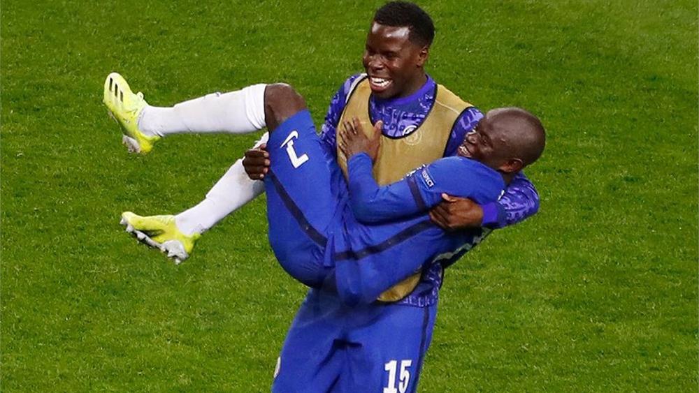 زوما يحمل كانتي احتفالاً بلقب دوري الأبطال ومتابعو "النهائي" يُرشحون لاعب وسط تشيلسي للفوز بالكرة الذهبية