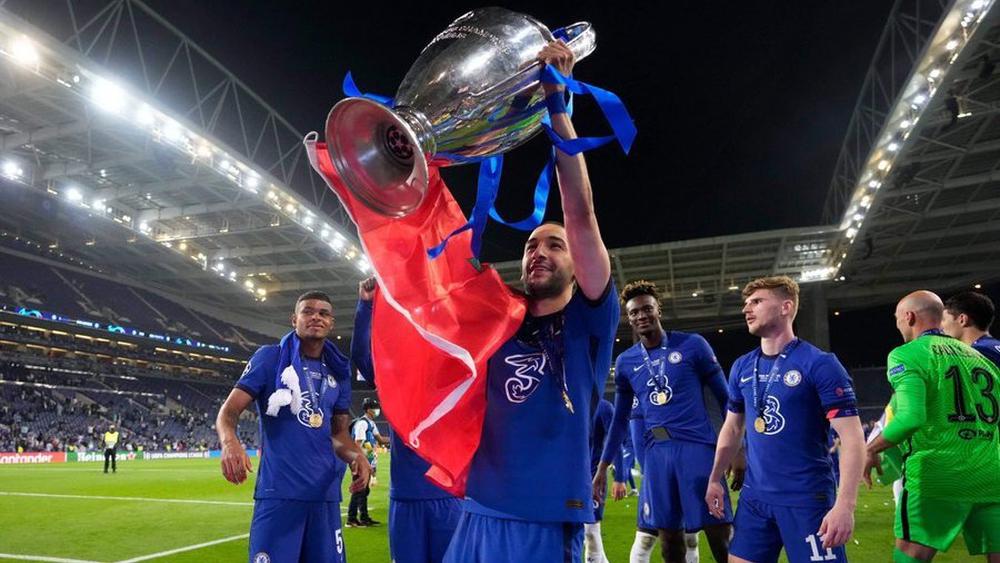 زياش يحتفل بتتويج تشيلسي بلقب دوري أبطال أوروبا ملتحفا بالعلم المغربي