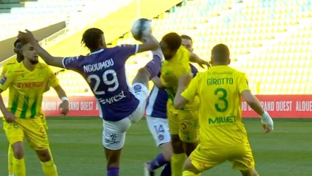 إثر تدخل "خشن".. لاعب تولوز "يُطرد" بعد دقيقتين فقط على دخوله أرضية الملعب!