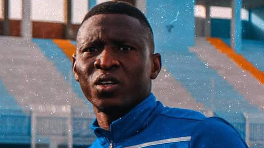 يحدث في الجزائر.. فتح تحقيق في مزاعم "عنصرية" تجاه اللاعب "أبو بكر سومانا" في مباراة فريقه شباب مقرة ضد شبيبة الساورة