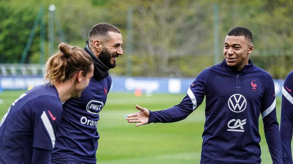 لأول مرة منذ 2015.. بنزيما يحمل قميص فرنسا من جديد ويشارك كأساسي في مباراة الليلة ضد ويلز