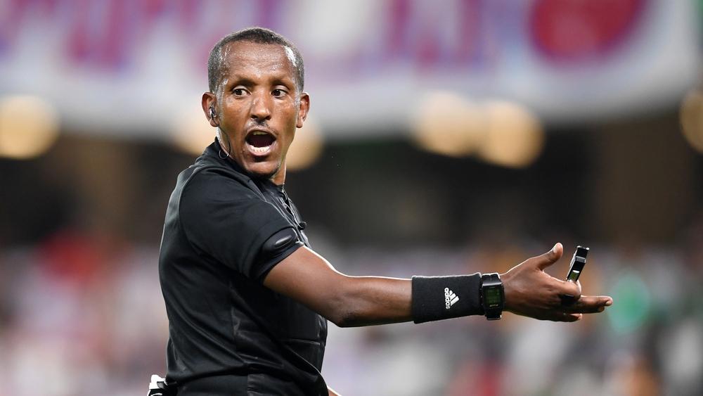 الكاف يعين حكما من الكونغو لقيادة مباراة الإياب بين الوداد وكايزر شيفس وصاحب فضيحة هدف الكرتي في الجزائر بغرفة "الفار"