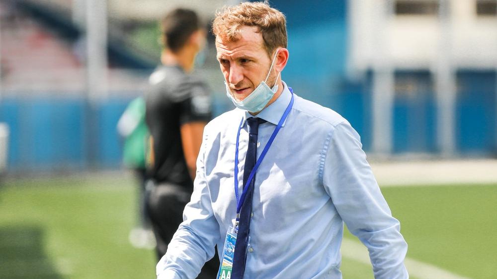 إدارة بيراميدز في "حيرة" بين إقالة المدرب أروابارينا قبل مباراة الرجاء أو بعدها بسبب "سوء النتائج"