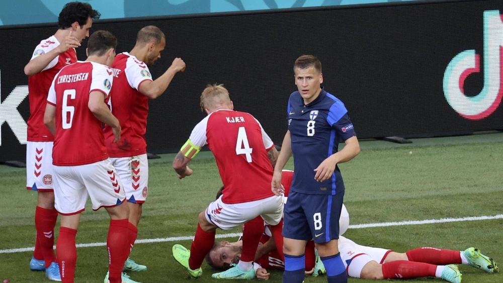 بتغلبه على القلق الذي سيطر على الجميع.. قائد الدنمارك "سيمون كاير" نجح في إنقاذ حياة زميله "إريكسن" من خلال إسعافه قبل الأطباء