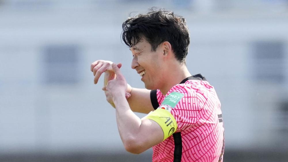 الكوري الجنوبي "سون" يُهدي هدفه في شباك لبنان للاعب الدنماركي "إريكسن"