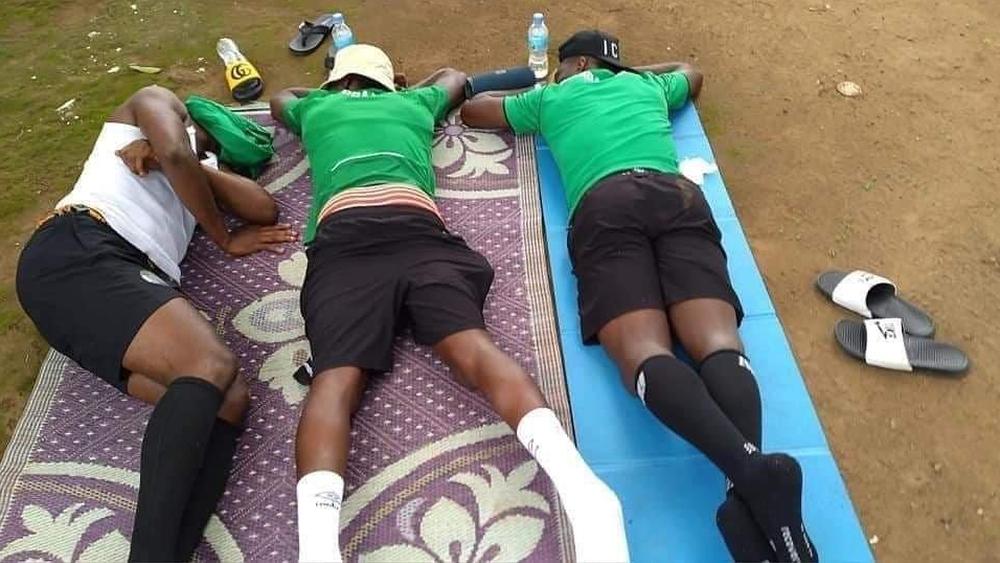 قبل ساعات من "مباراة الحسم" أمام البنين.. لاعبو منتخب السيراليون "يفترشون الأرض" بعد منعهم من دخول غينيا لخوض المواجهة