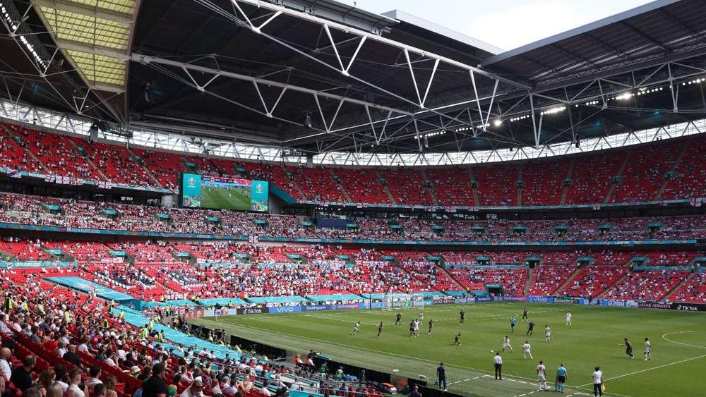 سقوط مشجع من مدرجات ملعب "ويمبلي" ونقله إلى المستشفى "في حالة خطيرة"!