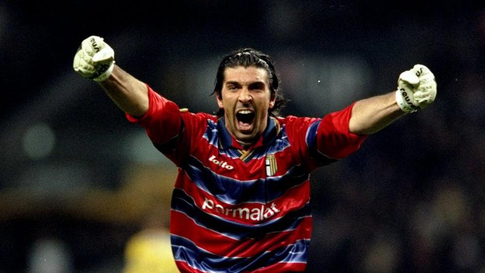 بوفون "يرفض الاعتزال" ويقرر العودة إلى "فريقه الأم" بارما.. النجم الإيطالي "يحلم" بخوض مونديال 2022 كحارس ثالث