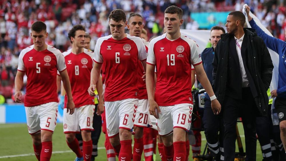 لاعبو الدنمارك ينتقدون الـ"يويفا" بعد وضعهم أمام "خيارين" فقط لاستكمال مباراة فنلندا