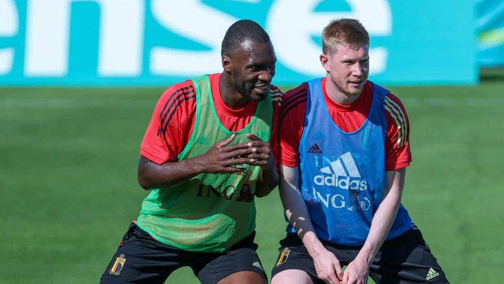 دي بروين يشارك في تدريبات منتخب بلجيكا ويعزز آماله في اللحاق بمواجهة الدنمارك