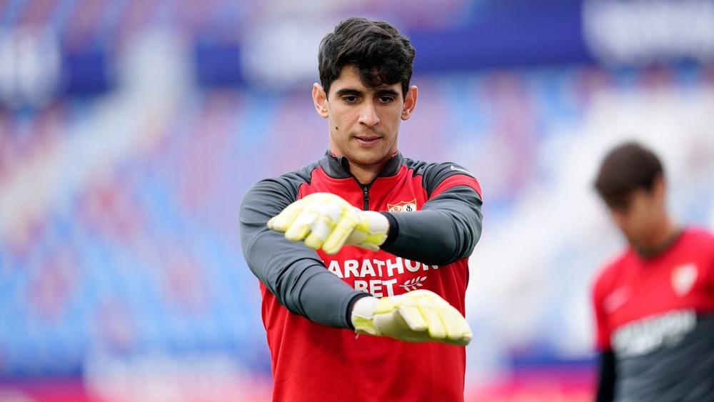 اهتمام إنجليزي بخدمات بونو والحارس المغربي يأمل تحسين عقده مع إشبيلية لمواصلة المشوار