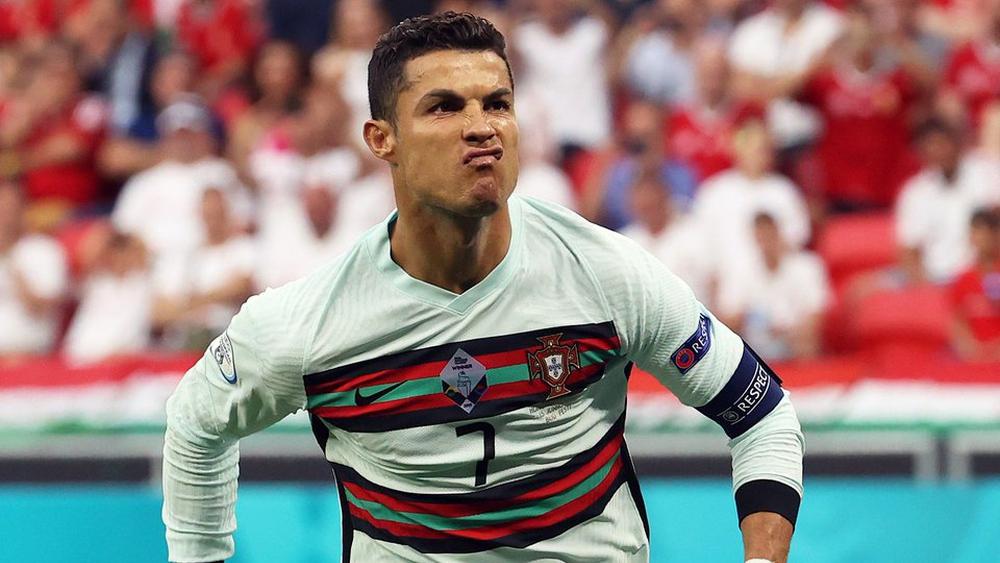 رونالدو: "أنا ممتن لزملائي على مساعدتي لأكون نجم المباراة.. اليورو مسابقة 'فخمة' وعليك البحث فيها عن الانتصار بكل إصرار"