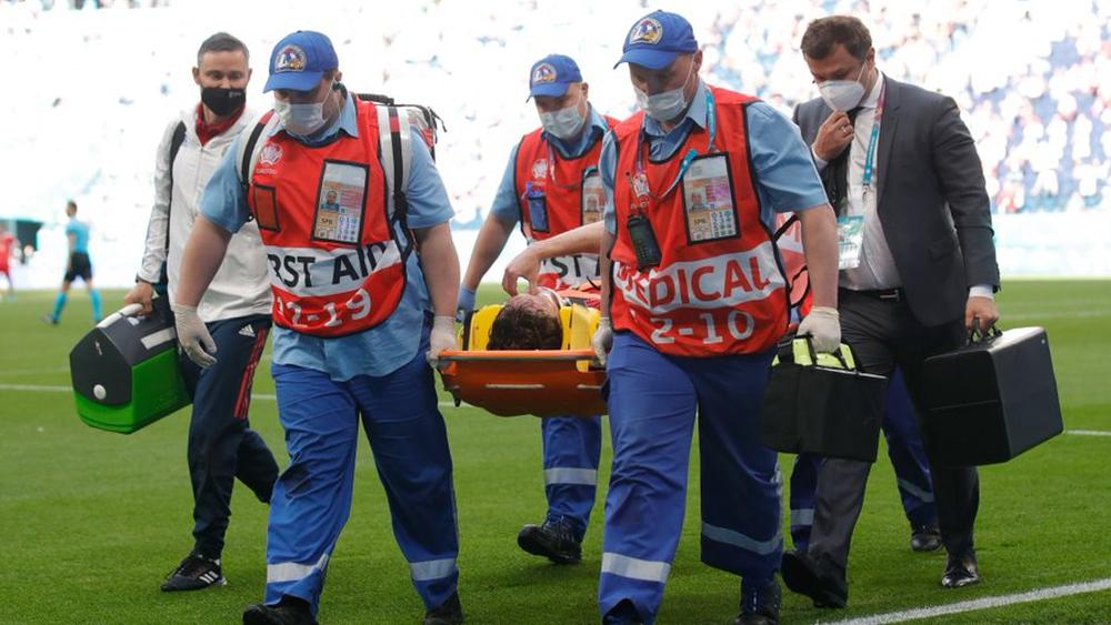 حادثة جديدة في مباراة فنلندا.. الاتحاد الروسي يشتبه في إصابة لاعبه فيرنانديس على مستوى العمود الفقري