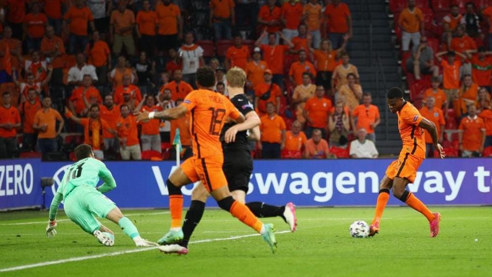 اللجنة المنظمة لـ"يورو 2020" تختار دومفريس "رجلا" لمباراة هولندا والنمسا