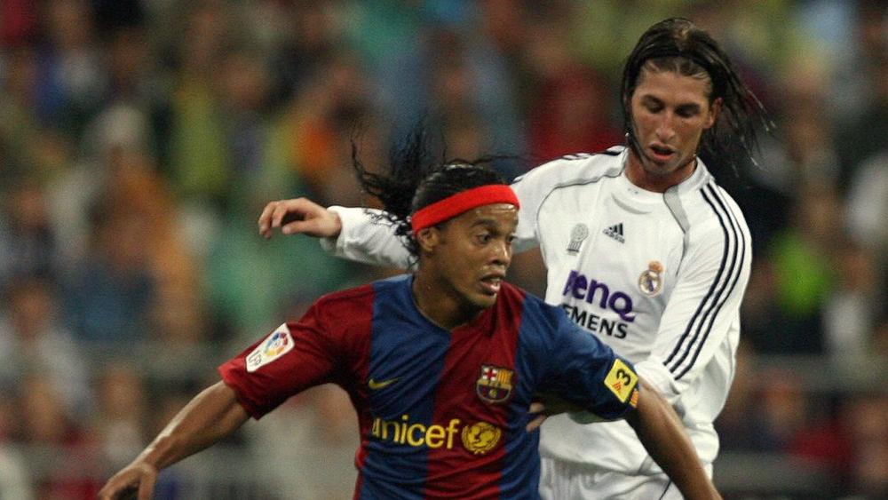 "حرب كلامية" بين رونالدينيو وراموس: "هل تتذكر هذه الليلة يا سيرخيو؟" وقائد ريال مدريد السابق يذكره بلقب "الليغا"!