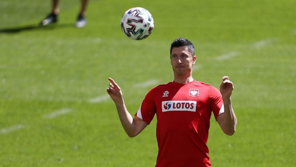 مدرب منتخب بولندا يدافع عن ليفاندوفسكي قول مواجهة إسبانيا