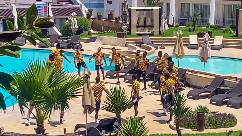 بالقرب من مسبح "فندق الإقامة".. لاعبو كايزر شيفس يفتتحون "يوم المباراة" بحركات إحمائية صباحية استعدادا لمواجهة الوداد