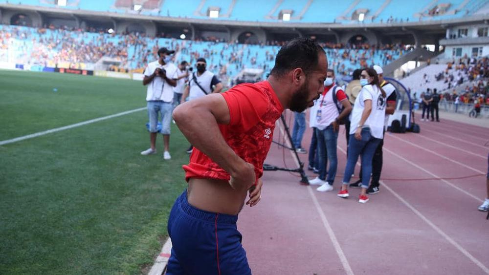 وتتواصل المهازل في "رادس".. جماهير الترجي تُثير الشغب والشرطة تُطلق "قنابل الغاز المسيل للدموع" تسببت في اختناق لاعبي الأهلي!