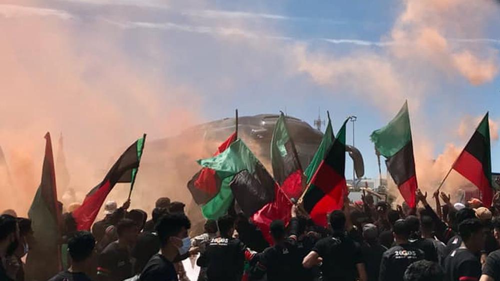 "أولتراس عسكري" ترافق حافلة الجيش الملكي من الرباط إلى القنيطرة لتحفيز اللاعبين بشعار: "ما نْفرَّطْ فِيكْ"